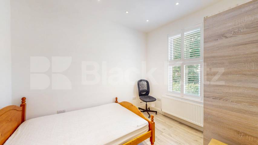 Elegant & Expansive Six Bed 4 Bath Residence with Private Garden in Holloway Mayton Street, Holloway